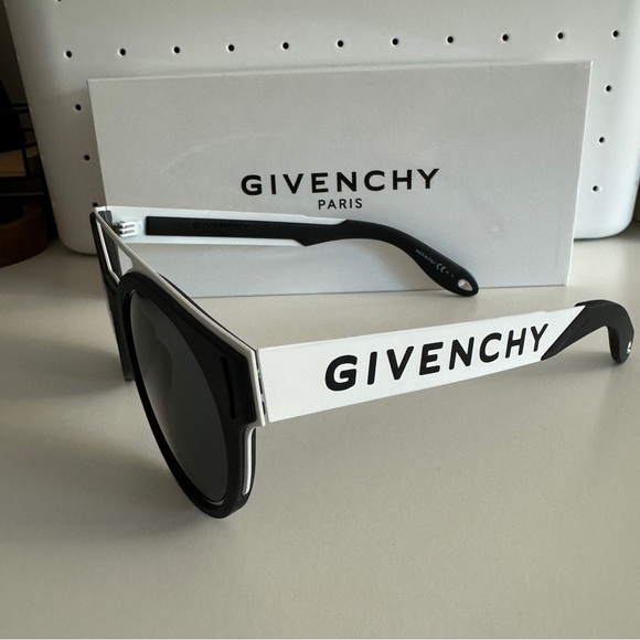 Givenchy Sunglasses Unisex - Picture 4 of 9